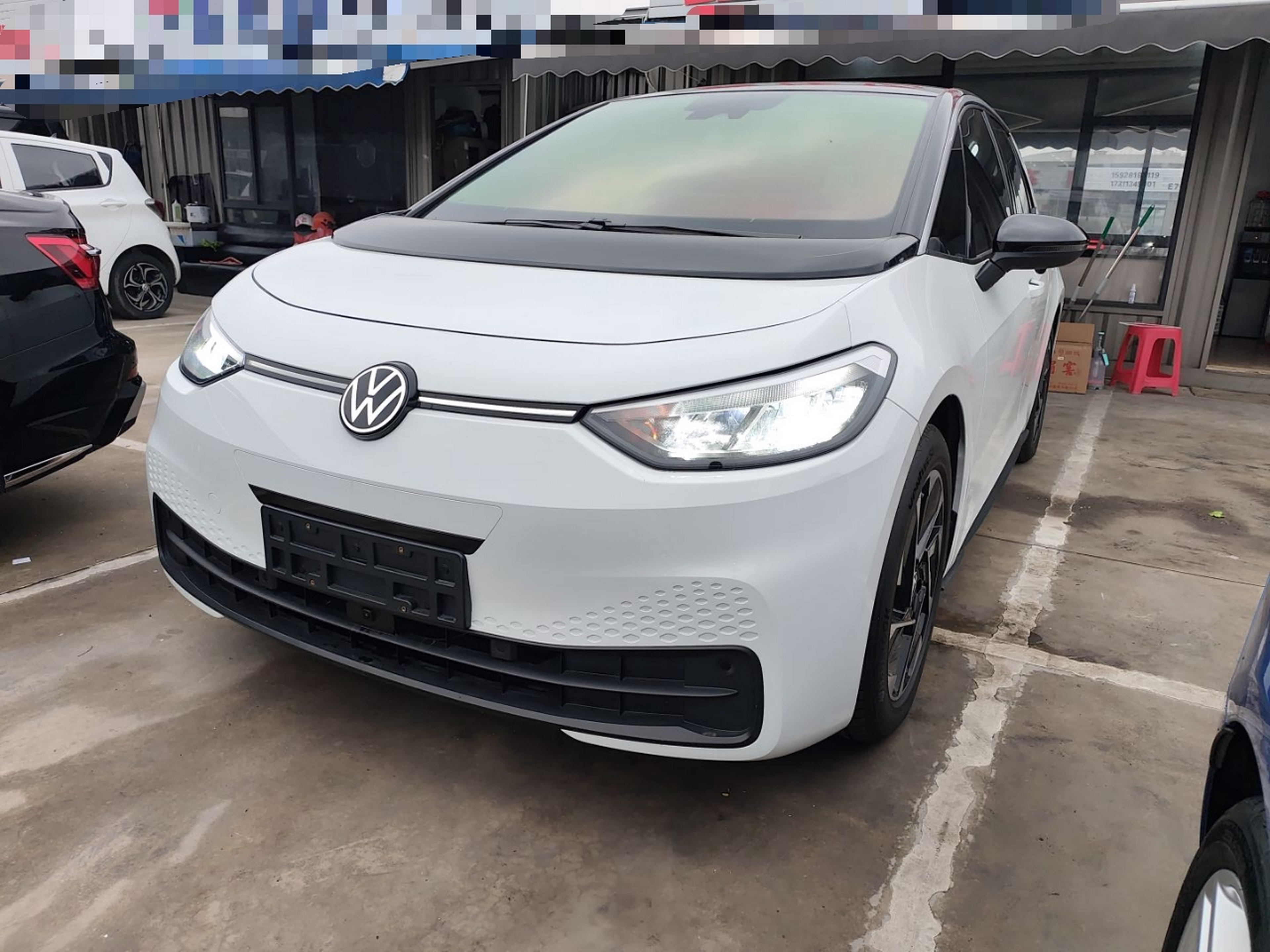 Под передней частью автомобиля