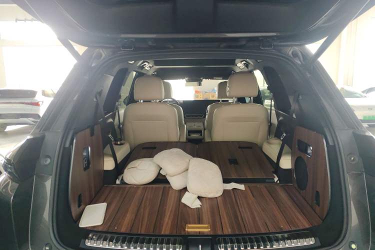 Used Li Auto L8 2023 Pro Model
