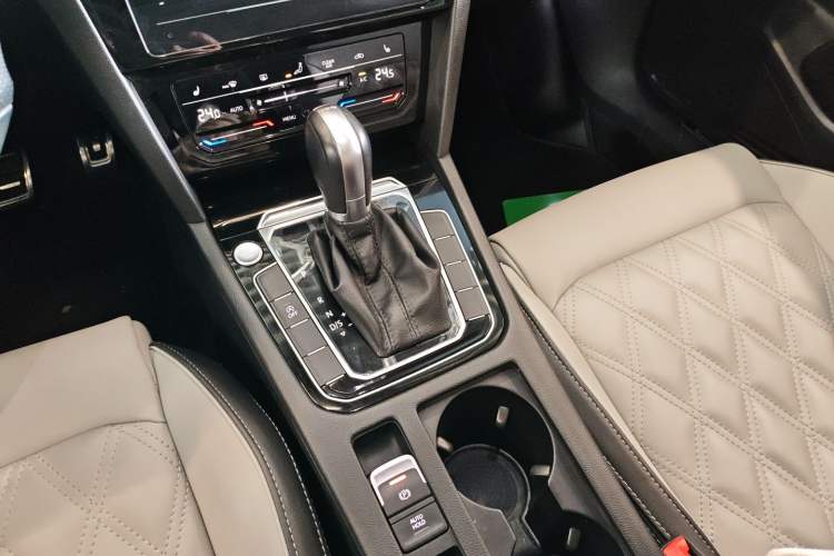 Used Volkswagen Magotan 2023 2 Million Units Limited Edition 330TSI DSG Leading Version
