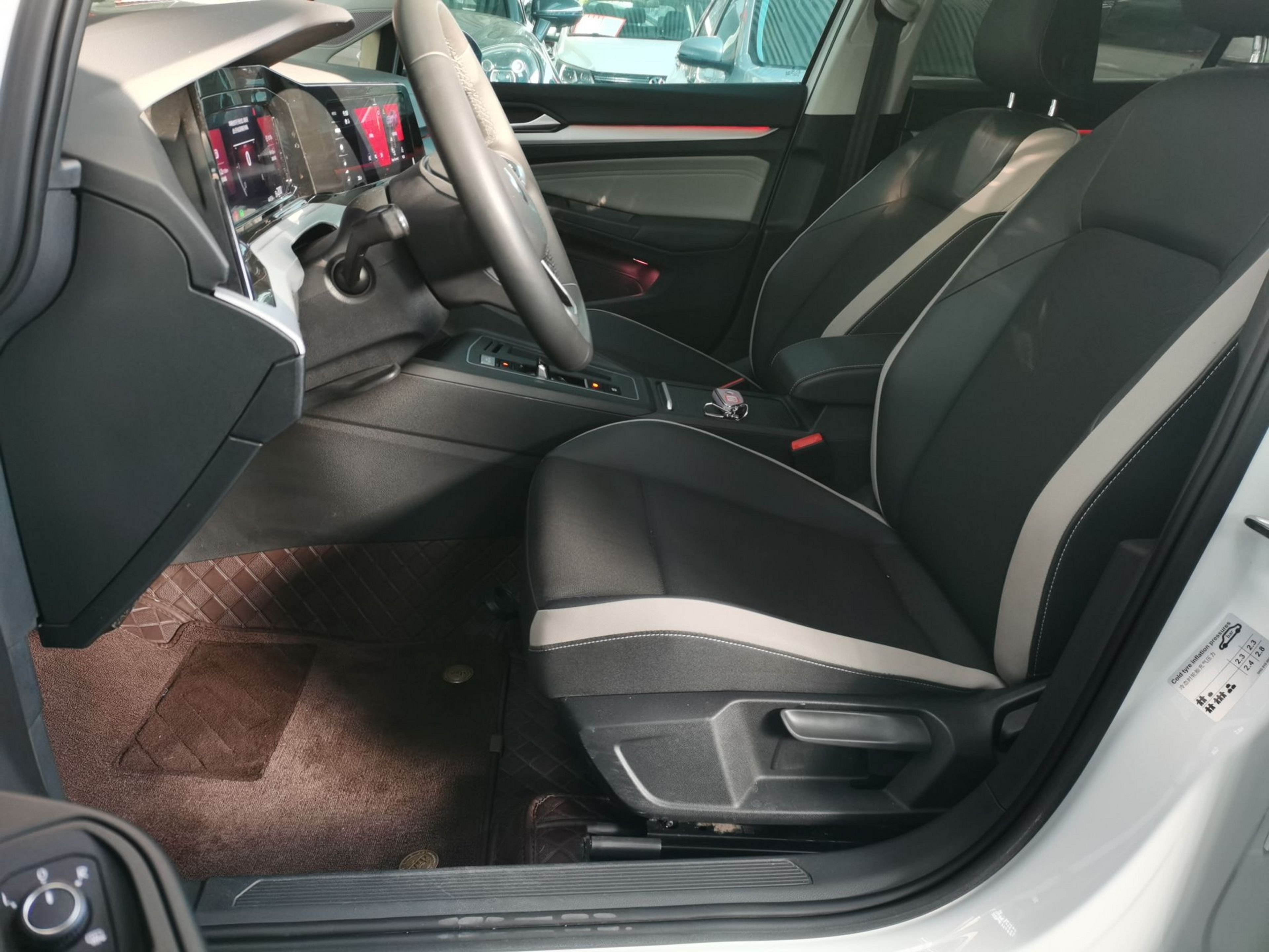 المقاعد الأمامية داخل السيارة