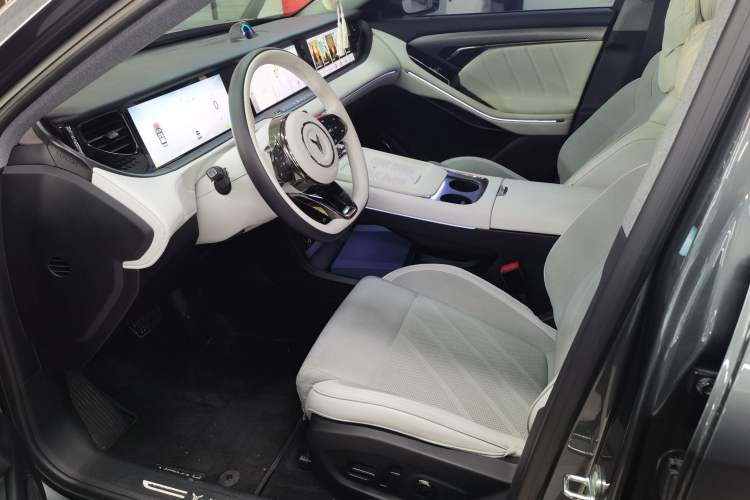 Used VOYAH FREE 2025 318 259 km All-Wheel-Drive Exploration Edition
