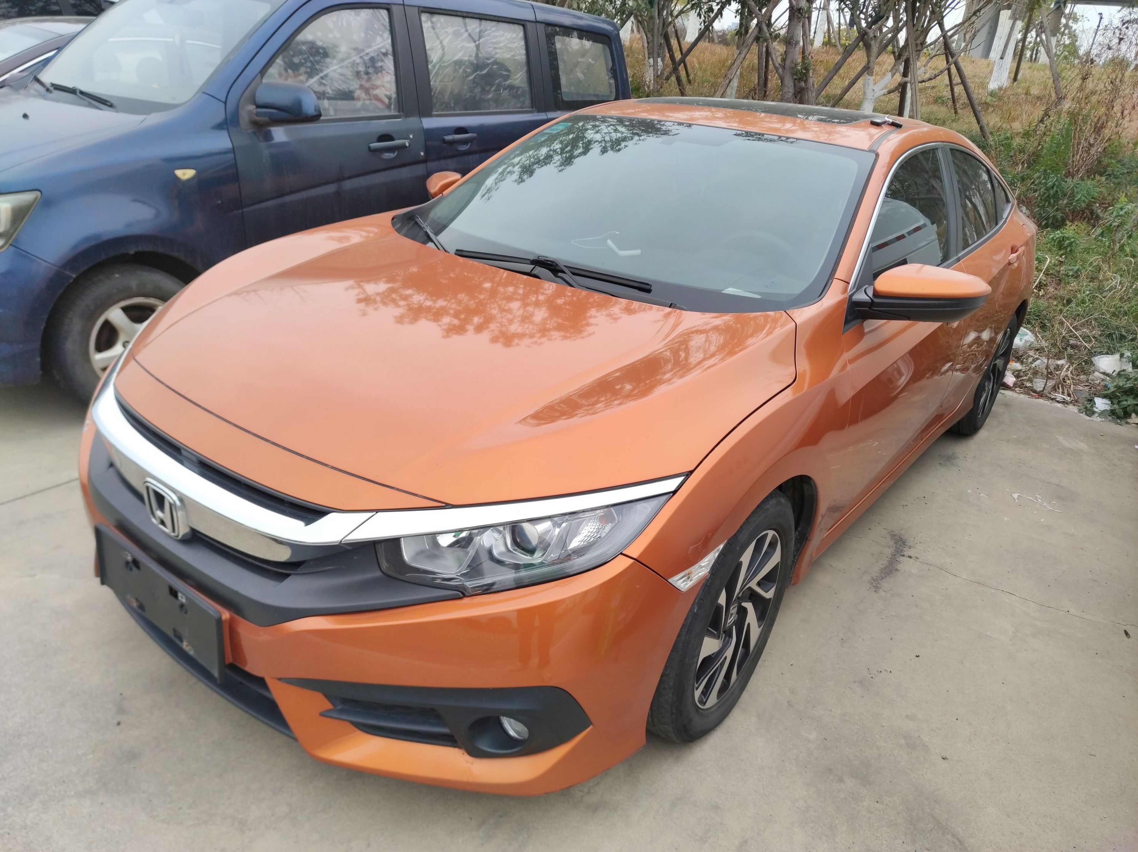 Под передней частью автомобиля