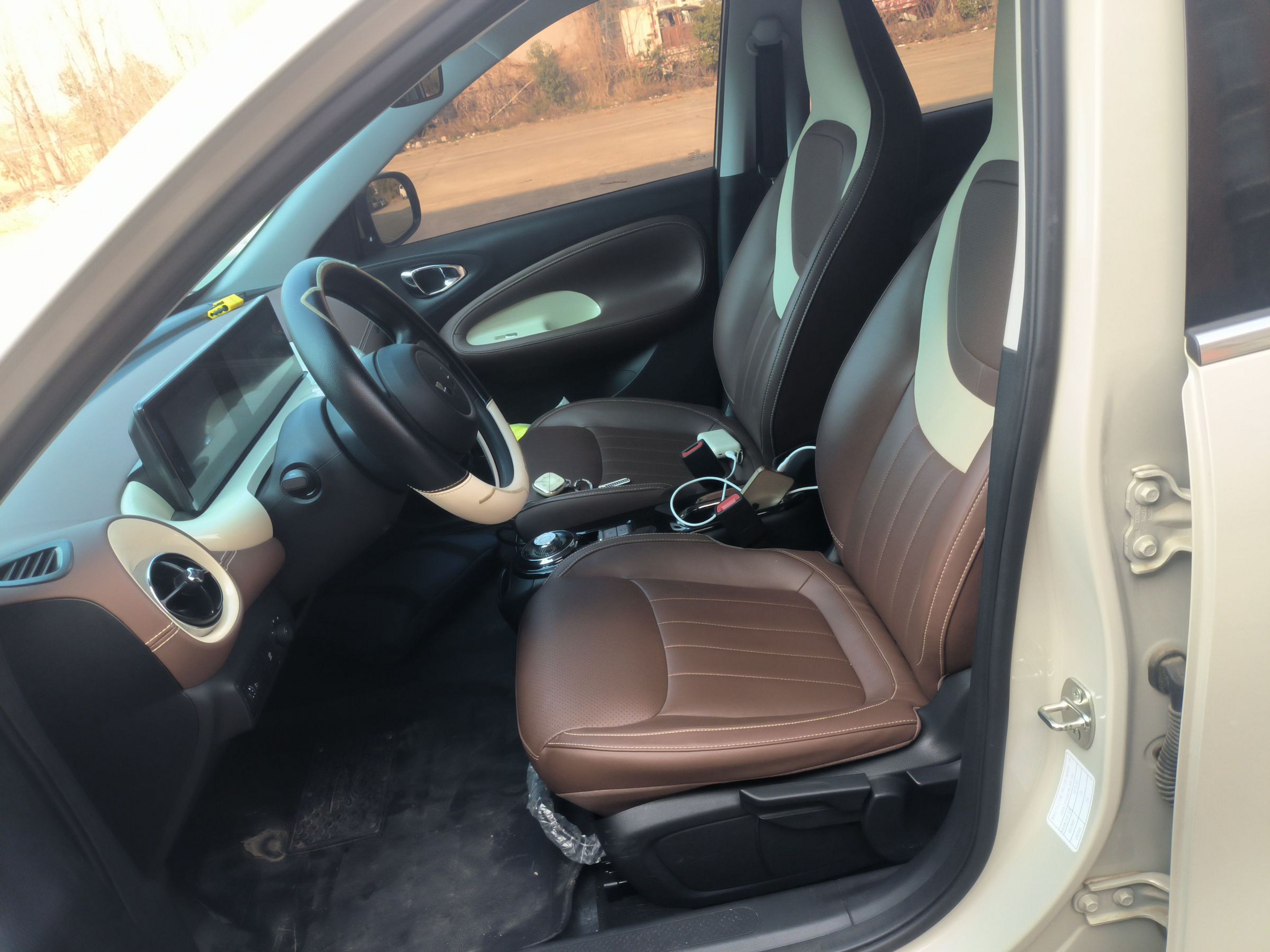 المقاعد الأمامية داخل السيارة