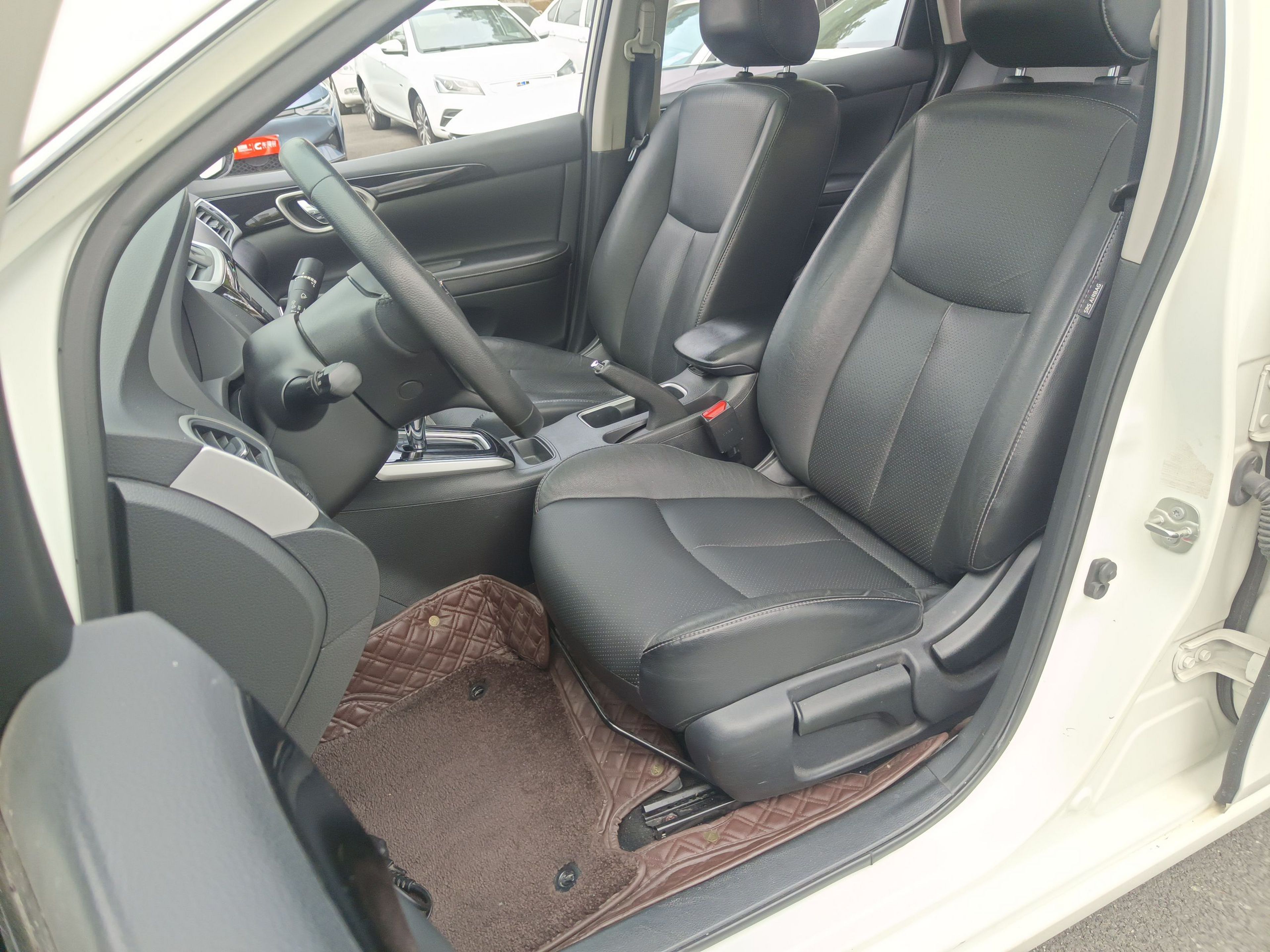 المقاعد الأمامية داخل السيارة