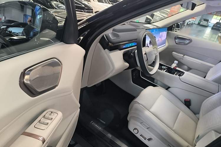 Used Lynk & Co 900 2025 2.0T Exploration Edition
