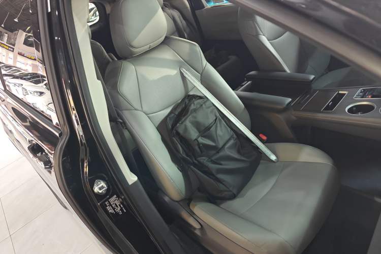 Used Toyota Granvia 2024 2.5L Hybrid Comfort Edition
