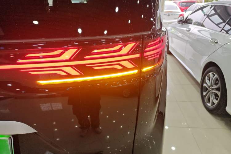 Used Denza D9 2025 DM-i Intelligent Drive 1020 Four-Wheel Drive Prestige Model
