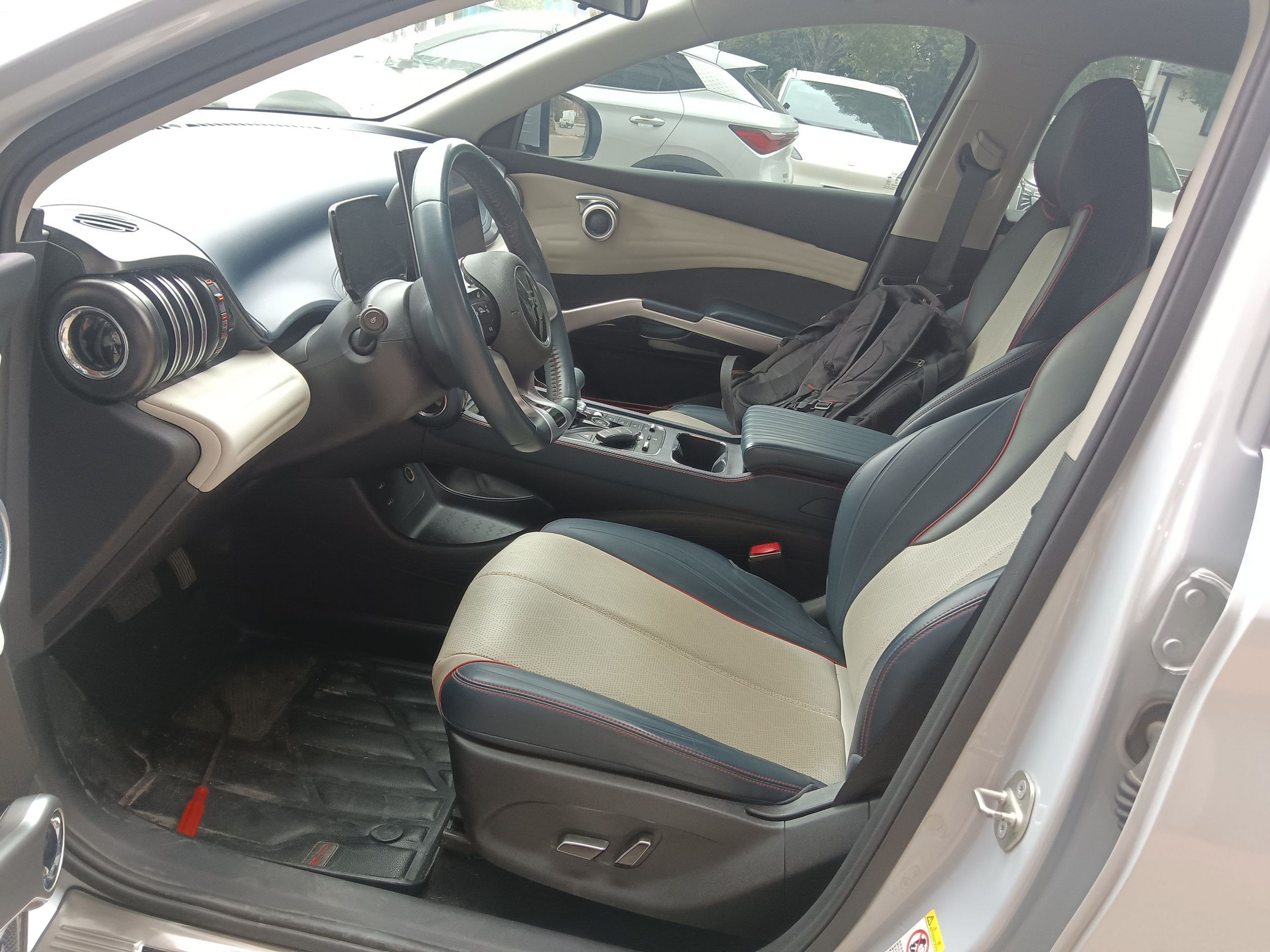 المقاعد الأمامية داخل السيارة