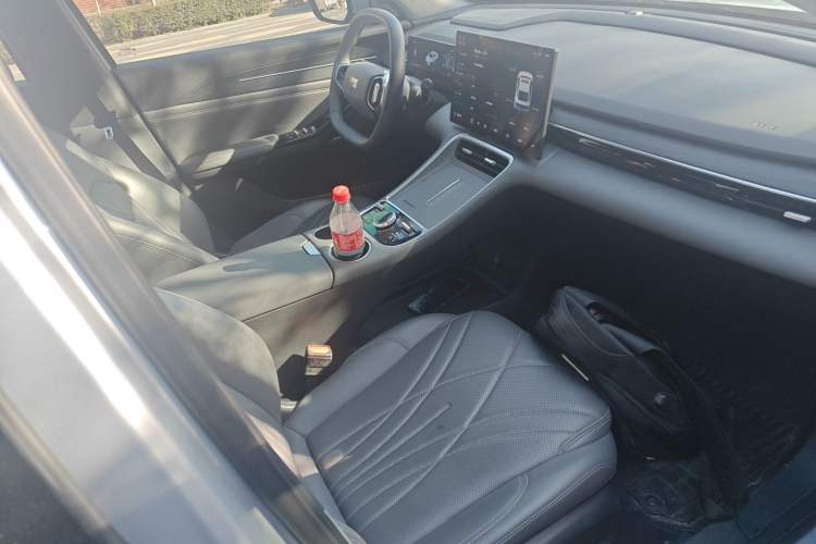 Used  L6 2025 EM-i 140km Starship Edition
