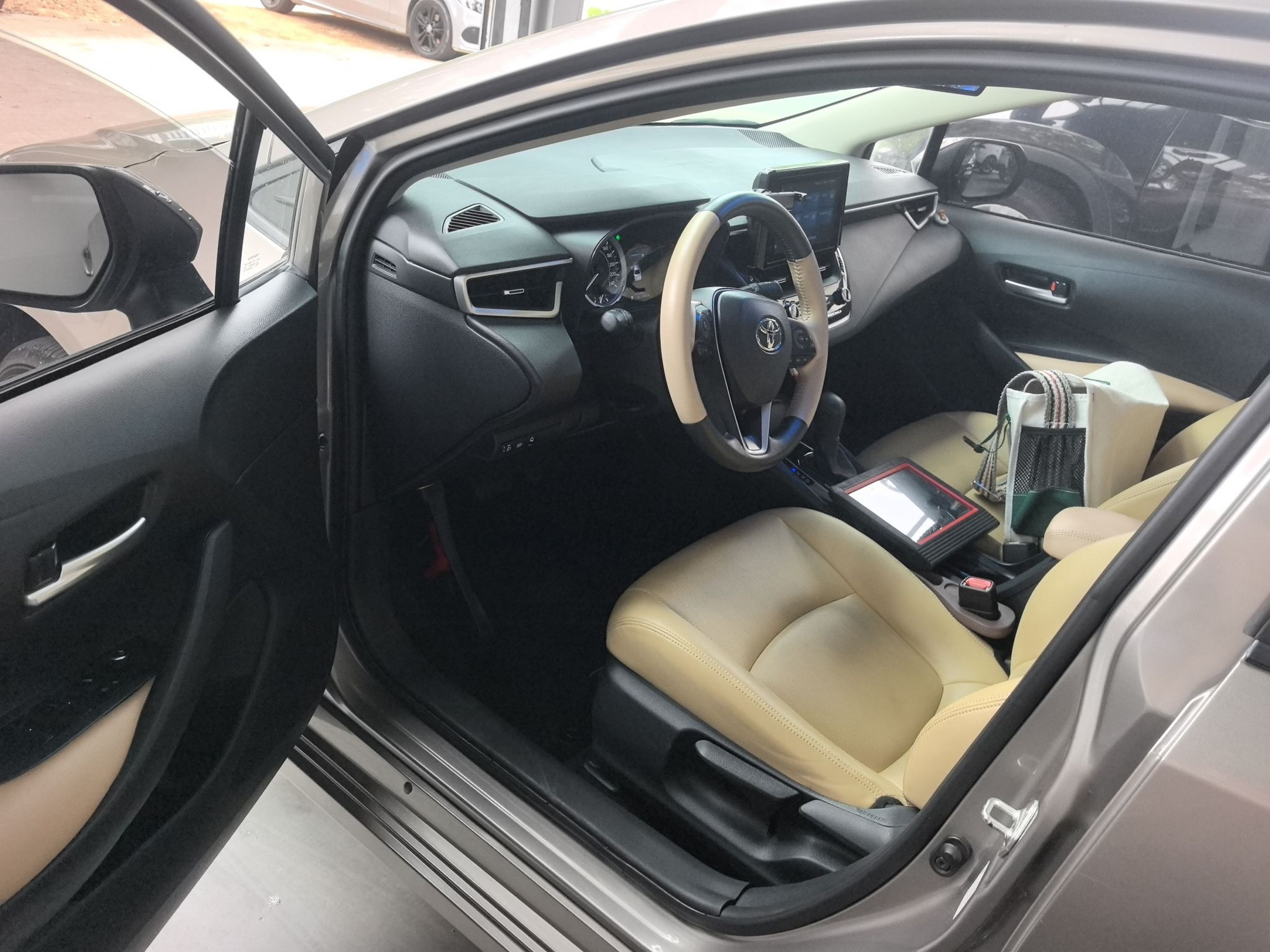 المقاعد الأمامية داخل السيارة