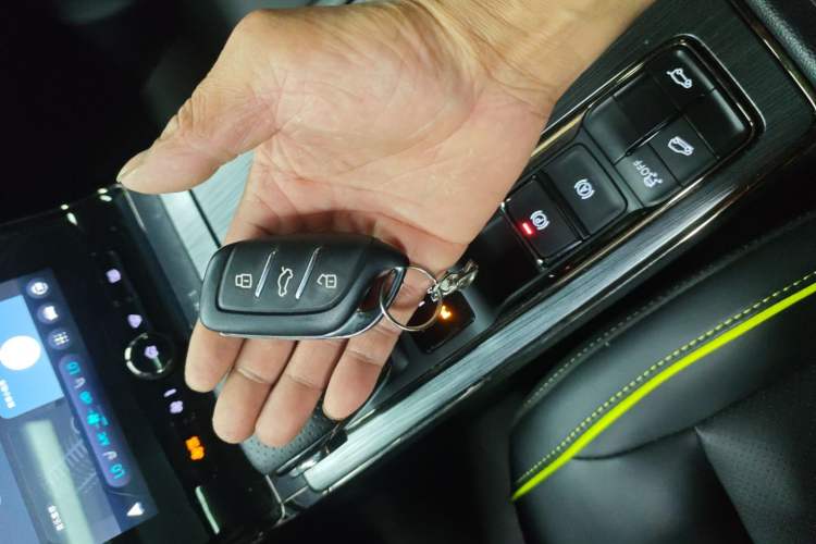 Used Roewe RX5 2023 PLUS 330TGI Automatic Trendsetting Smart Edition
