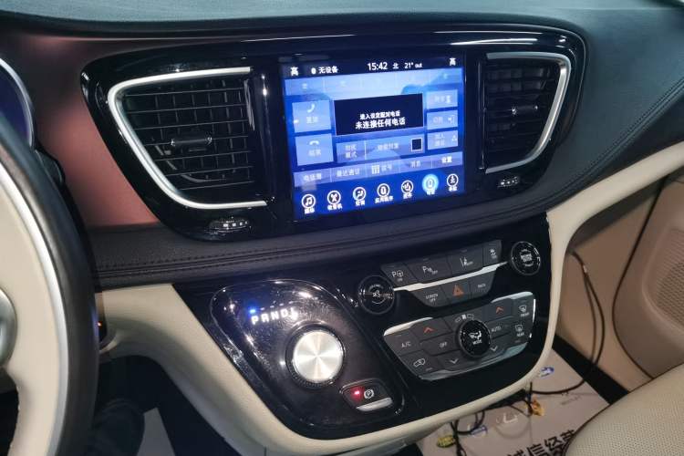 Used Chrysler Grand Voyager 2017 3.6L Premium Edition
