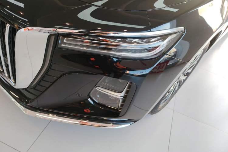 Used Hongqi H5 2025 2.0T Automatic Flagship 500 000-Vehicle Commemorative Edition
