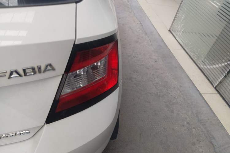 Used Skoda Fabia 2017 1.4L Automatic Car Enjoy Edition
