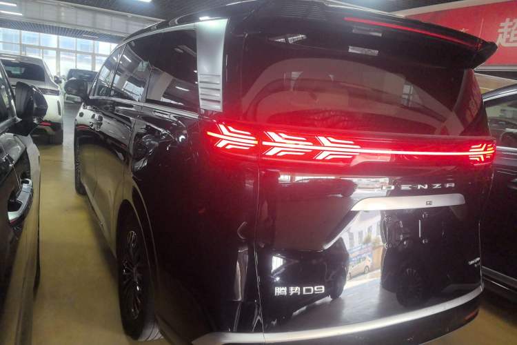 Used Denza D9 2025 DM-i Intelligent Drive 1020 Four-Wheel Drive Flagship Model
