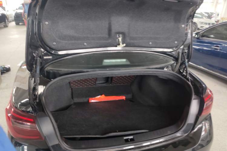 Used Infiniti Q50L 2018 2.0T Enjoyment Version China VI Standard
