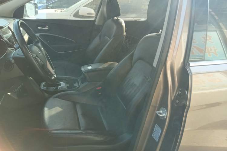 Used Hyundai Santa Fe 2015 2.4L Automatic All-Wheel Drive Smart Version 5 Seats