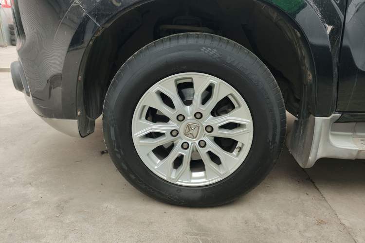 Used JMC Yusheng S350 2016 2.0T Automatic 2WD Gasoline Luxury Version with Sunroof 7 Seats
