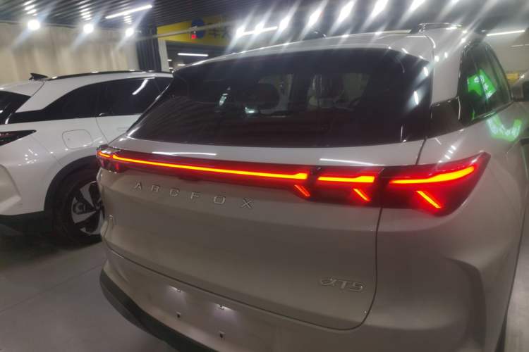 Used ARCFOX Alpha T5 2026 Model Range-Extended 1215 Yuanjing Smart Driving Version
