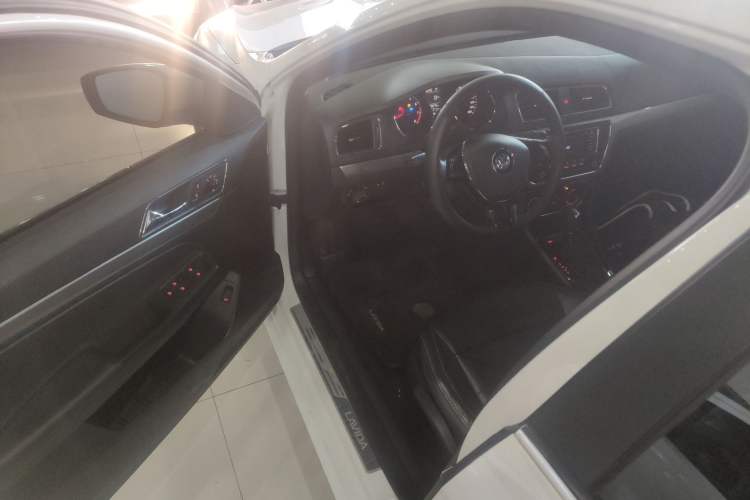 Used Volkswagen Lavida 2015 230TSI DSG Comfort Edition
