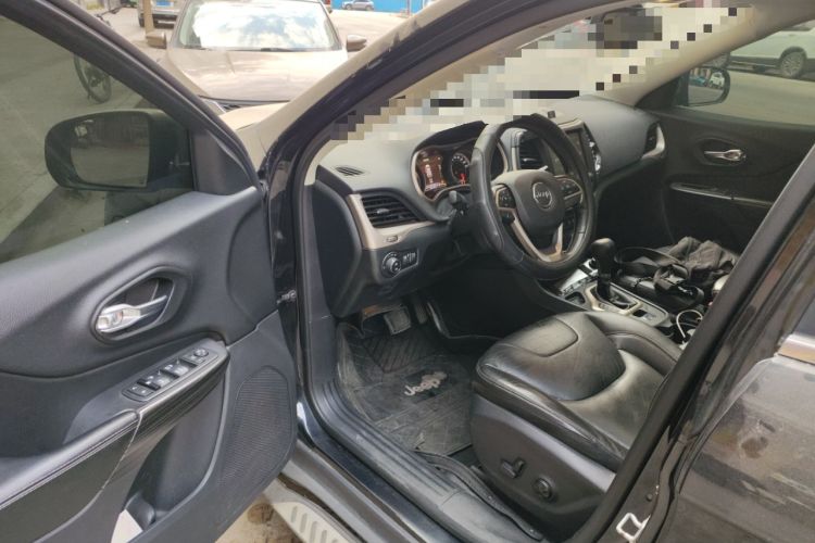 Used  Cherokee 2017 2.4L Leading Smart Edition