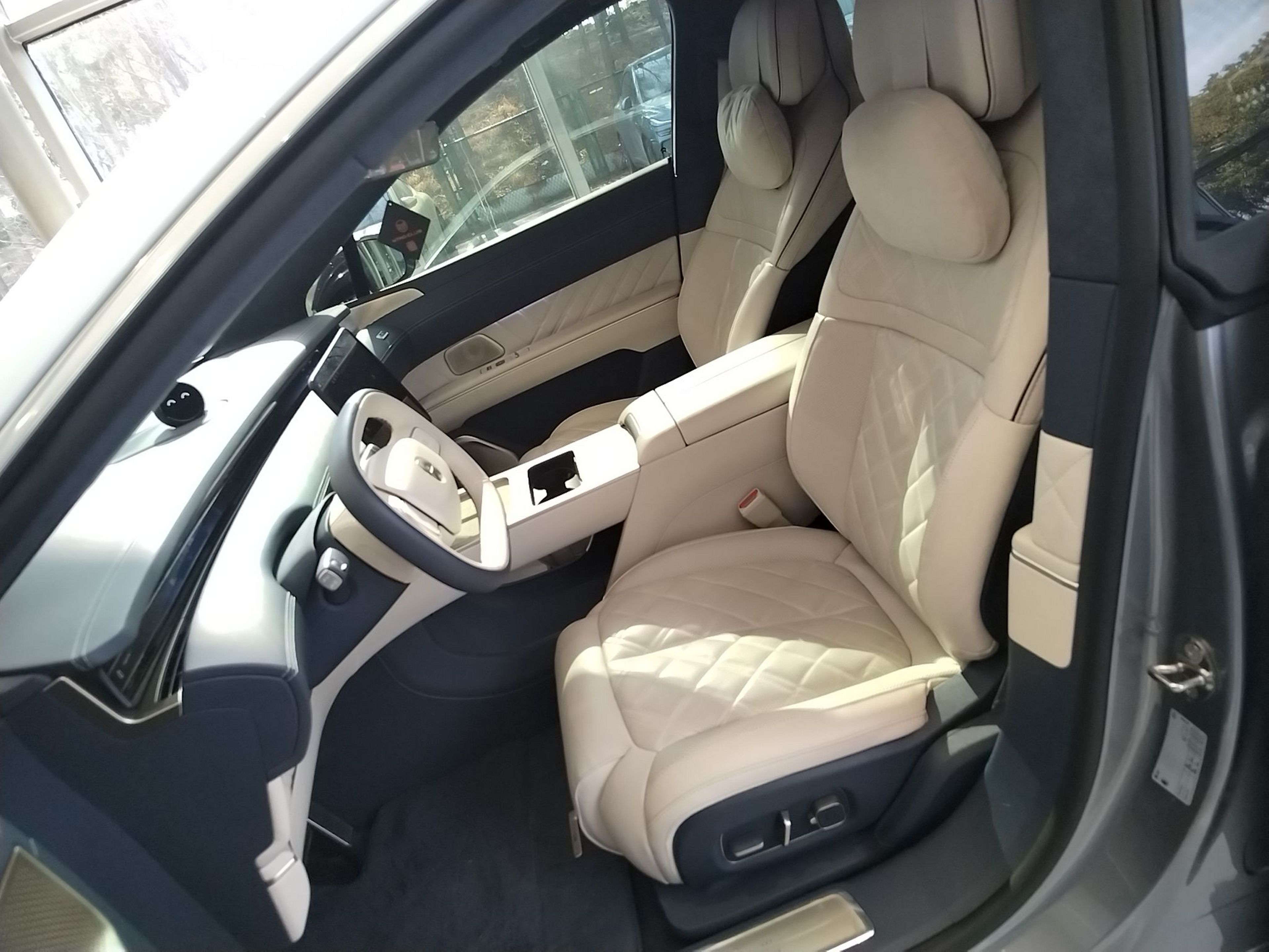 المقاعد الأمامية داخل السيارة