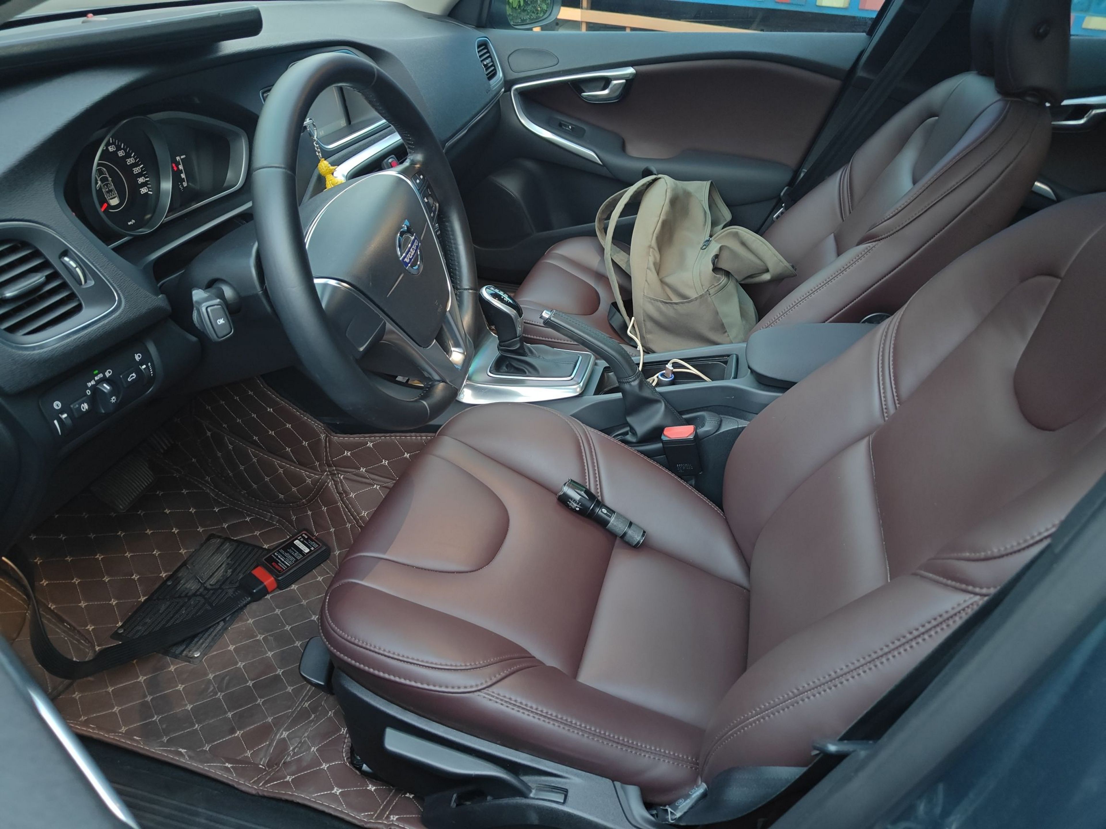 Переднее сиденье в автомобиле