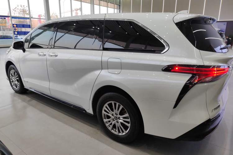 Used Toyota Sienna 2021 2.5L Hybrid Premium Edition
