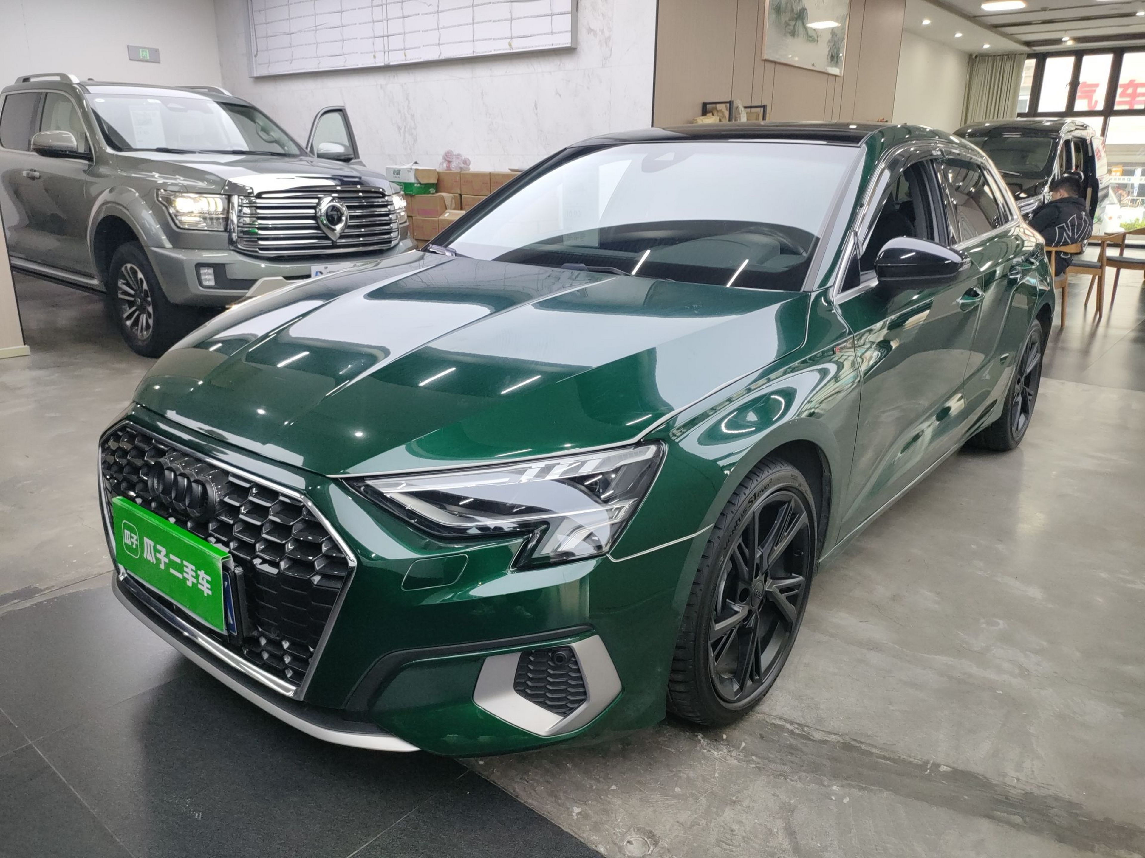 تحت مقدمة السيارة