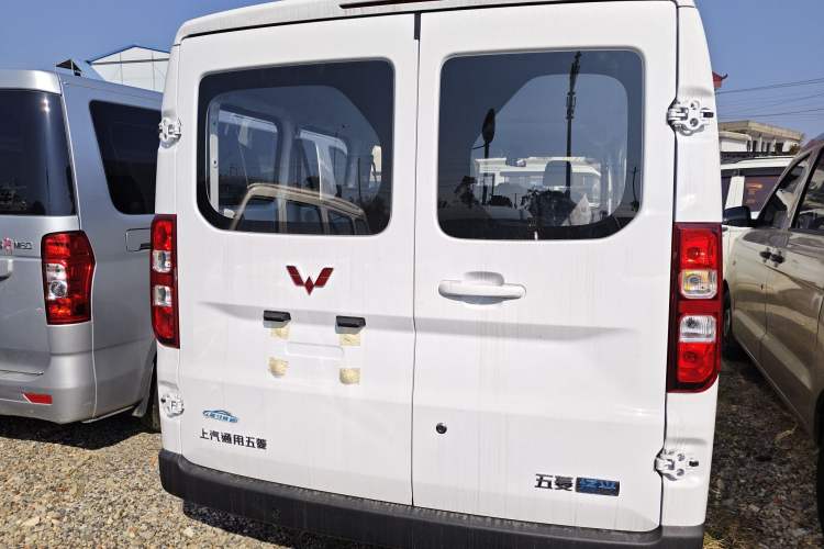 Used Wuling Yangguang 2024 300KM Comfort Version Passenger Van 75kW
