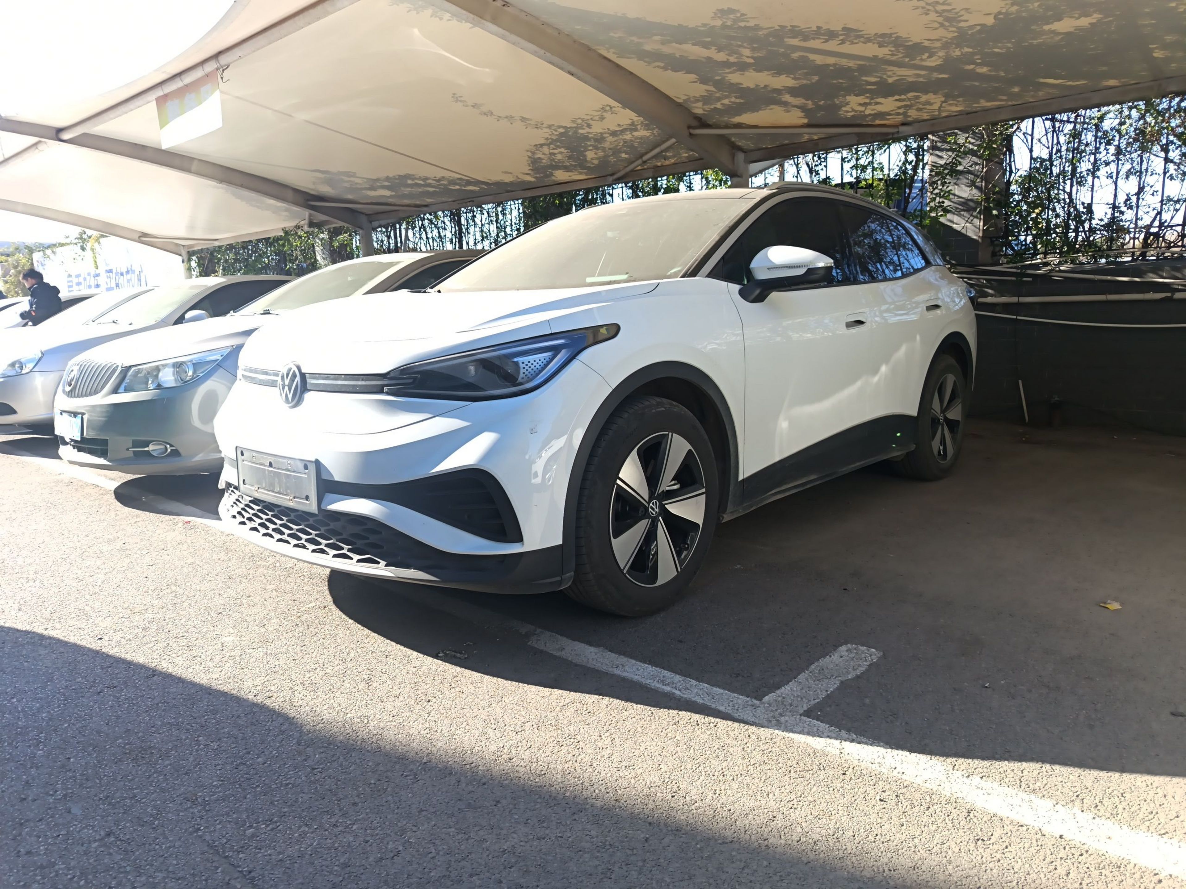 Под передней частью автомобиля