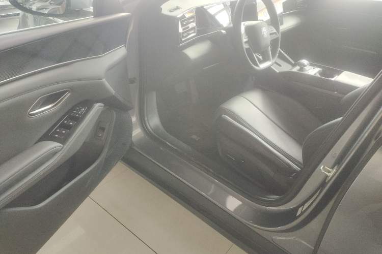 Used BYD Qin L 2025 DM-i Smart Drive 120KM Leading Model
