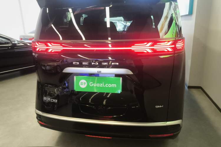 Used Denza D9 2022 DM-i 1040 Prestige Model