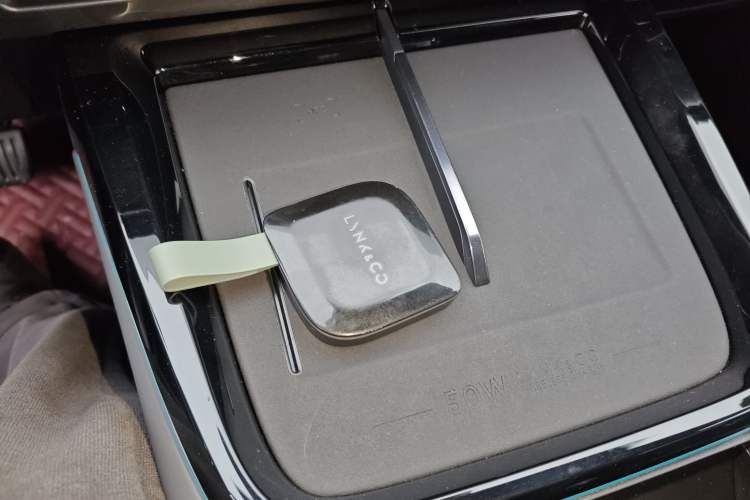 Used Lynk & Co 08 EM-P 2025 220 km All-Wheel-Drive Performance Halo
