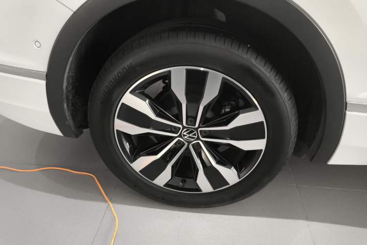 Used Volkswagen Tiguan L 2024 Outstanding Model 330TSI Automatic Two-Wheel Drive R-Line Dragon Glory Edition
