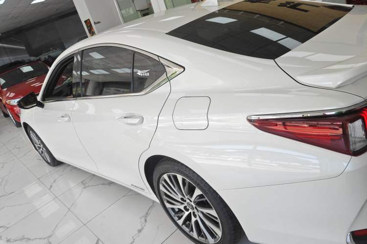 Used Lexus ES 2020 300h Deluxe Edition
