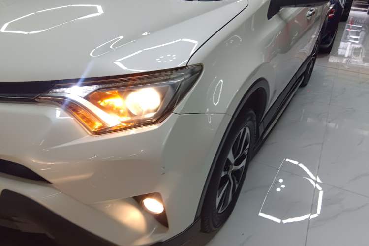 Used Toyota RAV4 2016 2.0L CVT Two-Wheel Drive Fashion Edition China V Standard
