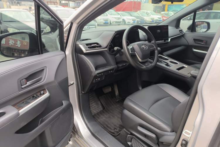 Used Toyota Granvia 2024 2.5L Hybrid Luxury Edition