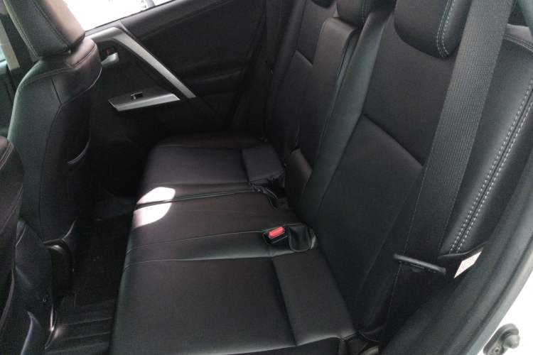 Used Toyota RAV4 2016 2.0L CVT Two-Wheel Drive Fashion Edition China V Standard
