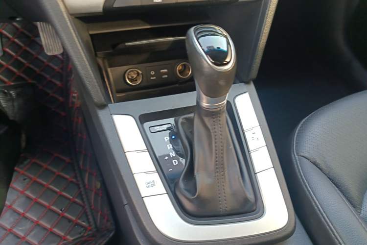 Used Hyundai Elantra 2016 1.6L Automatic ZhiXuan · Luxury Version