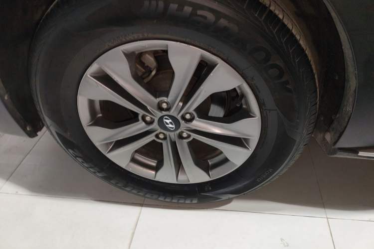 Used Hyundai Santa Fe 2015 2.4L Automatic Two-Wheel Drive Smart Version 5 Seats
