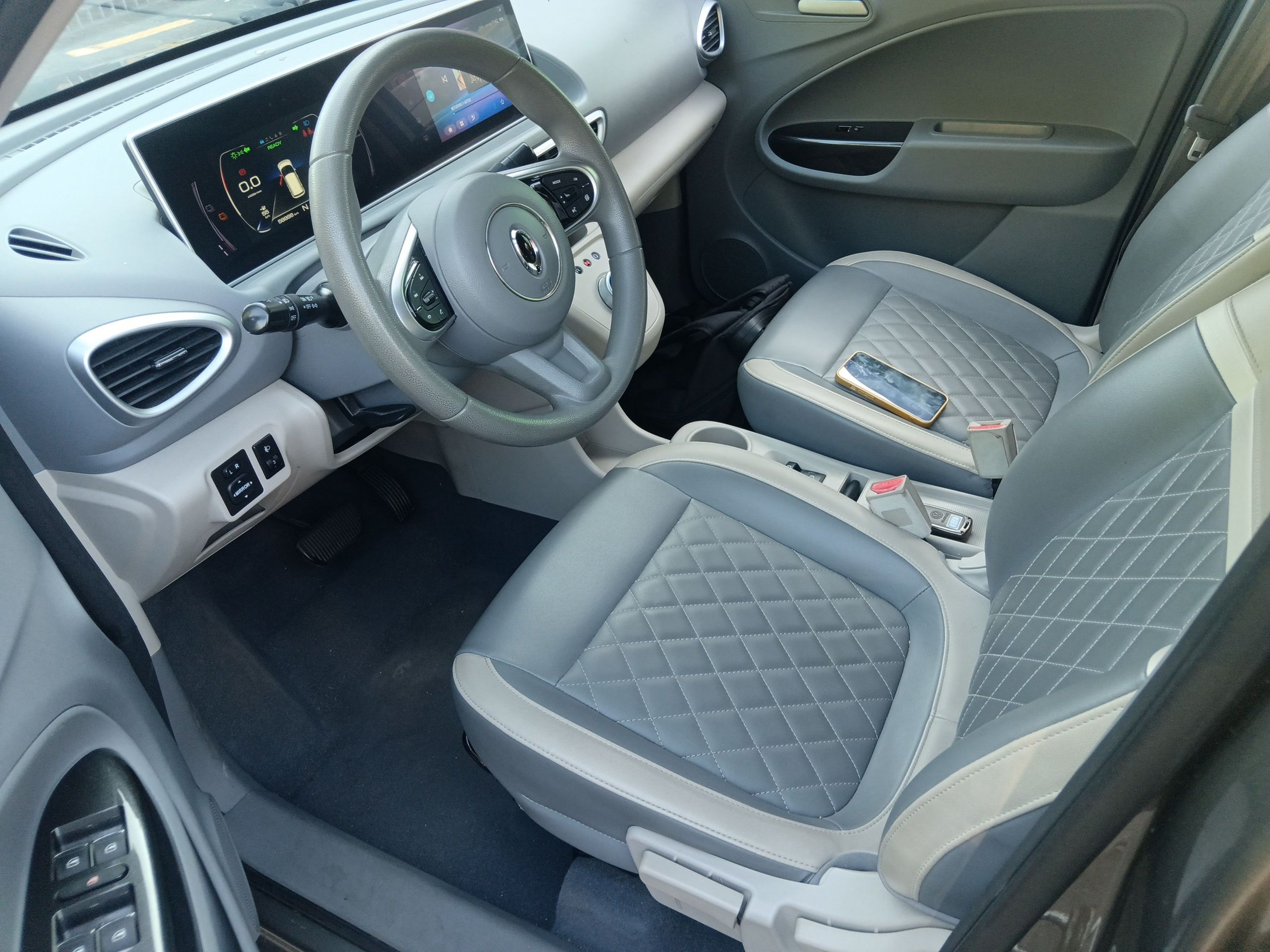 المقاعد الأمامية داخل السيارة