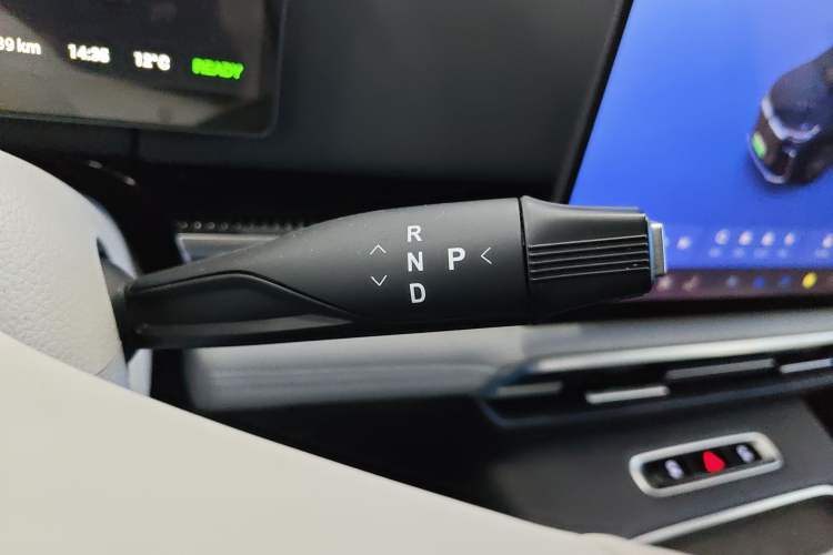 Used VOYAH Dream 2025 PHEV Four-Wheel-Drive Flagship Kunpeng Edition
