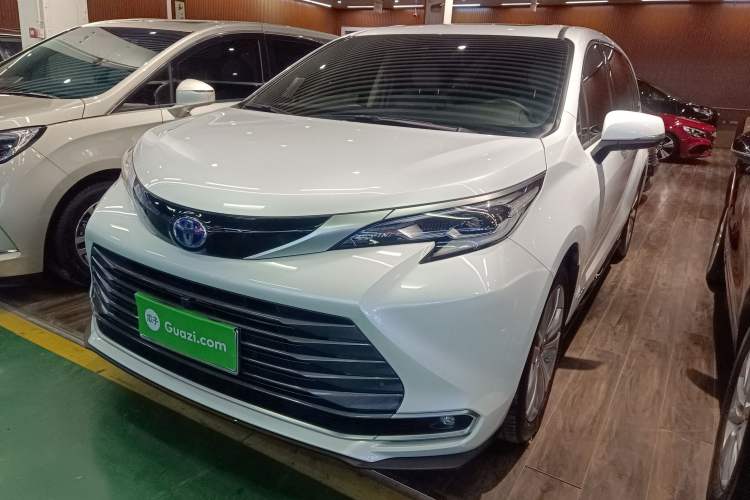 Used Toyota Sienna 2023 2.5L Hybrid Deluxe Edition
