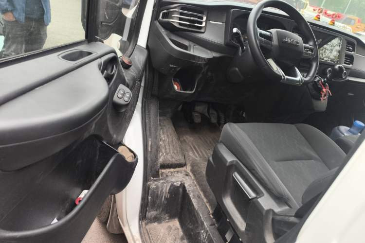 Used JMC Fushun 2023 2.0T Manual Short Wheelbase Low-Roof Commercial Multi-Purpose Passenger Vehicle 6 Seats with Lift-Up Tailgate