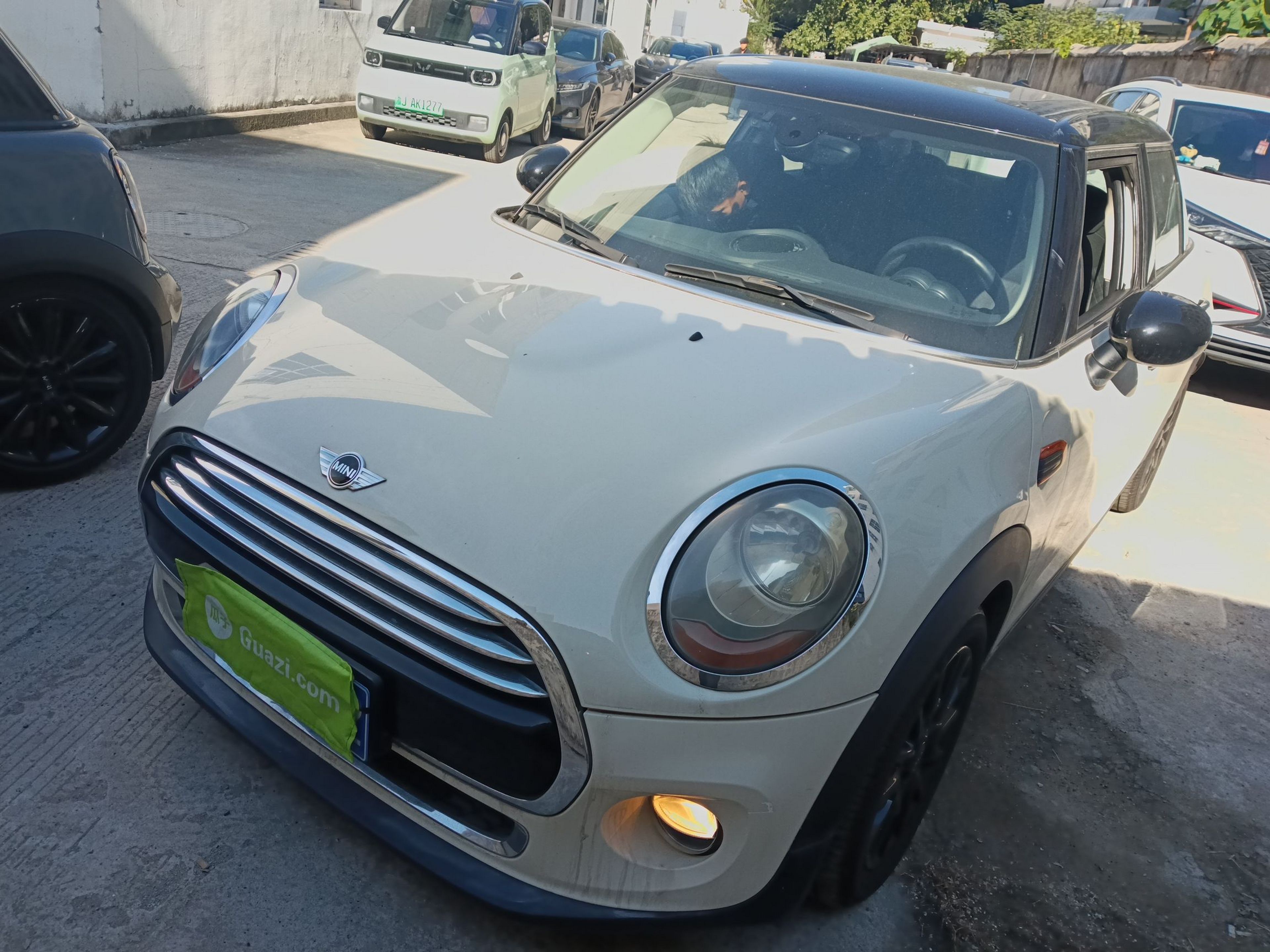 تحت مقدمة السيارة