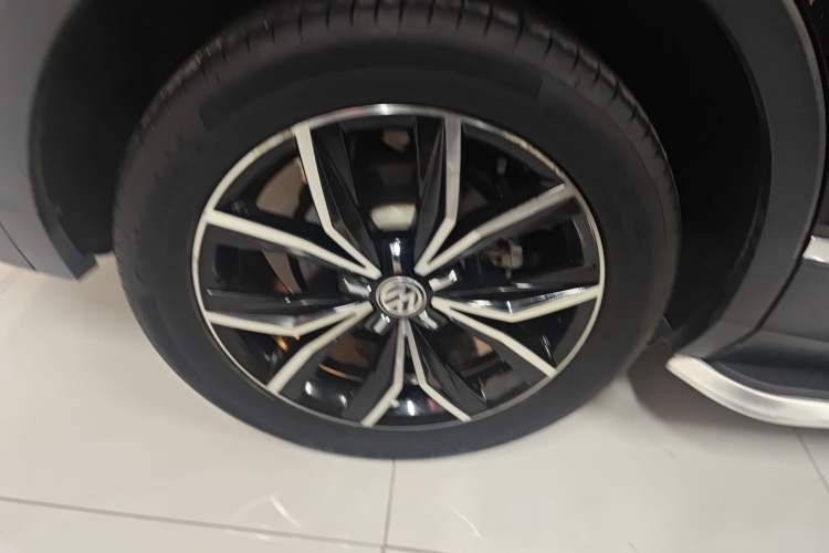 Used Volkswagen Tiguan L 2019 Revised 330TSI Automatic Two-Wheel Drive Smart & Luxury Edition China VI Standard