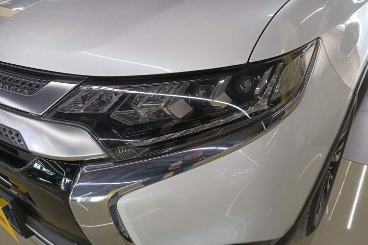 Used Mitsubishi Outlander 2019 2.4L 4x4 Zhi Xiang Edition 5 Seats China VI Standard
