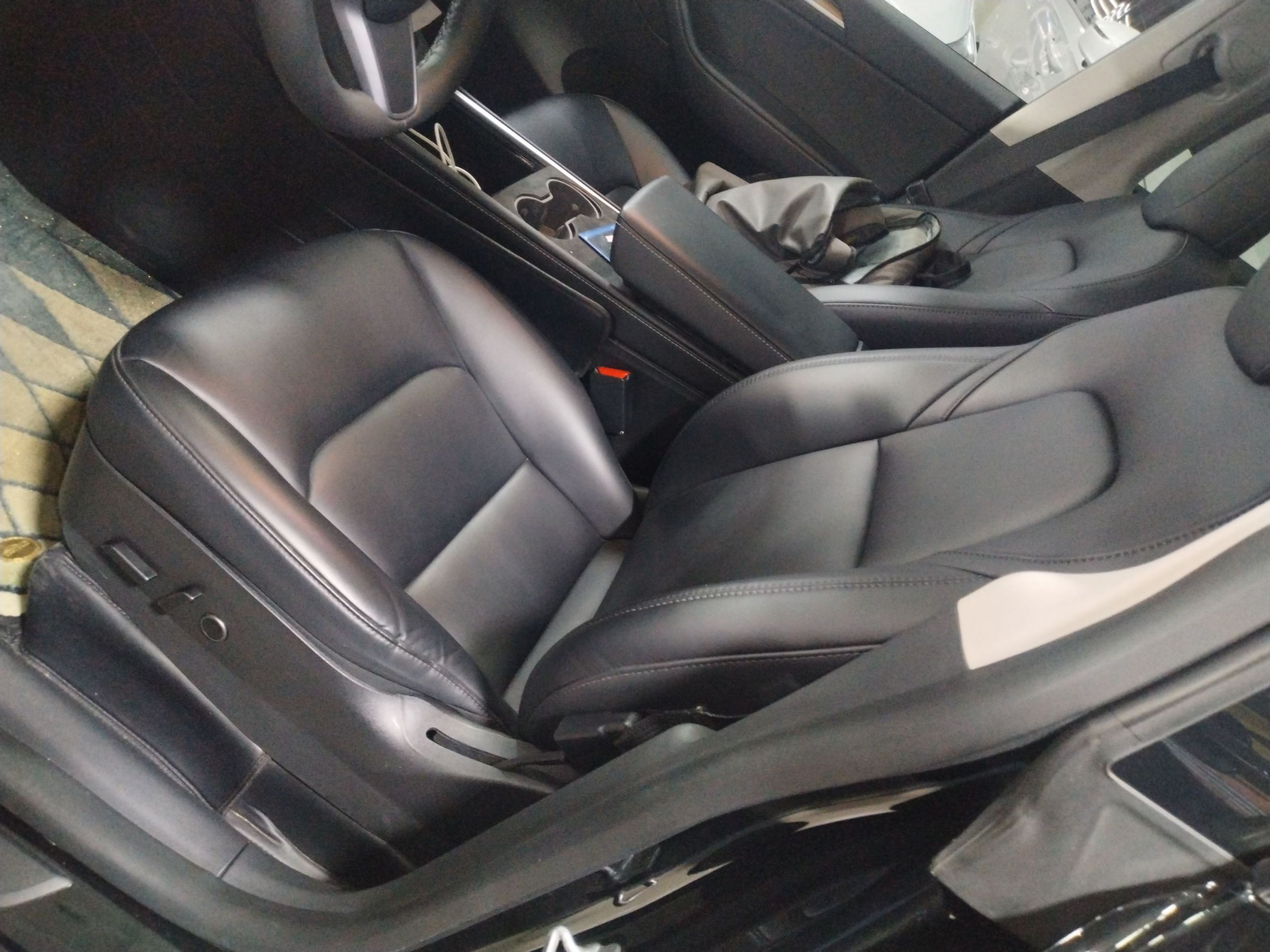 Переднее сиденье в автомобиле