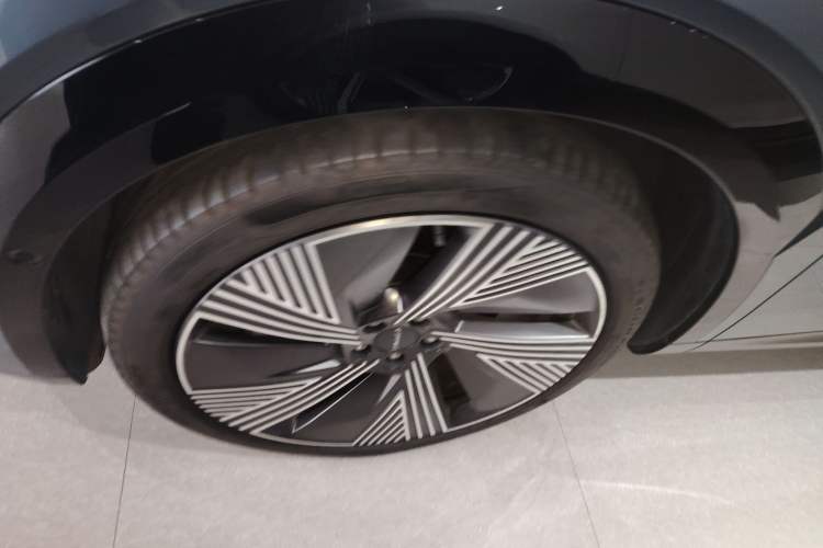 Used Lynk & Co 08 EM-P 2025 220 km All-Wheel-Drive Performance Halo